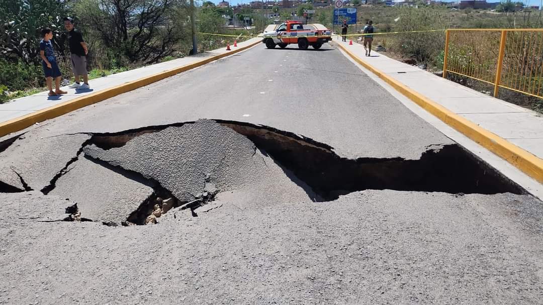 Se derrumba puente en Purísima del Rincón