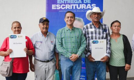 Entregan escrituras a habitantes de San Francisco del Rincón