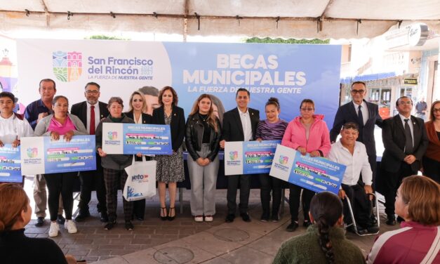 Entregan becas a estudiantes de San Francisco del Rincón