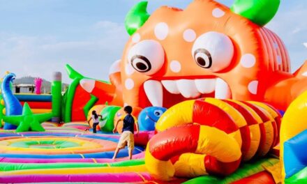 Inflabes gigantes durante festival de verano en León