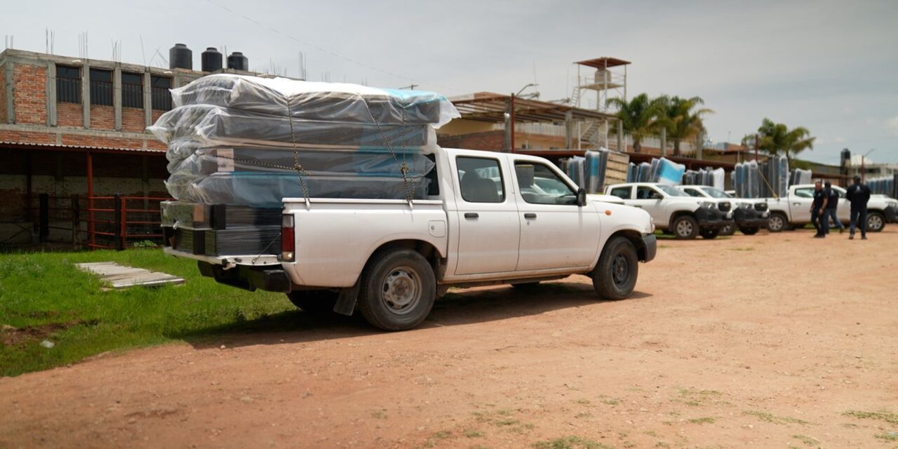 Entregan muebles a damnificados de Ocampo