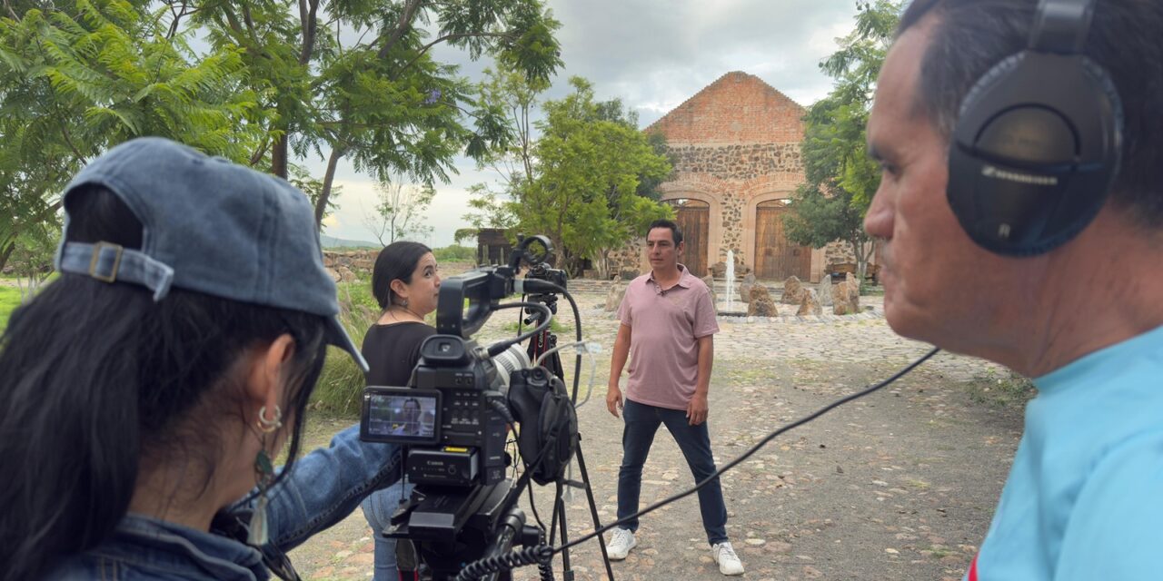 Canal Once graba en Jalpa de Cánovas