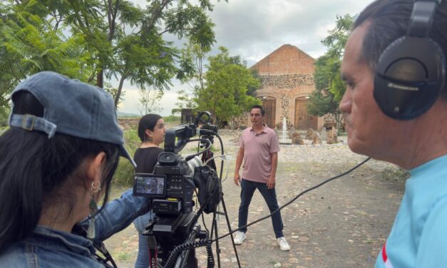 Canal Once graba en Jalpa de Cánovas