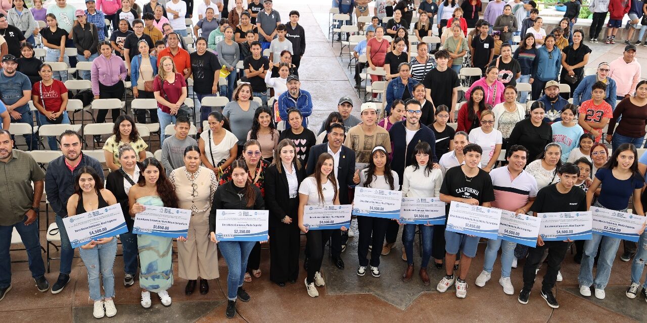 Estudiantes de Purísima del Rincón reciben becas «Nuevo Comienzo»