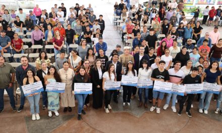 Estudiantes de Purísima del Rincón reciben becas «Nuevo Comienzo»