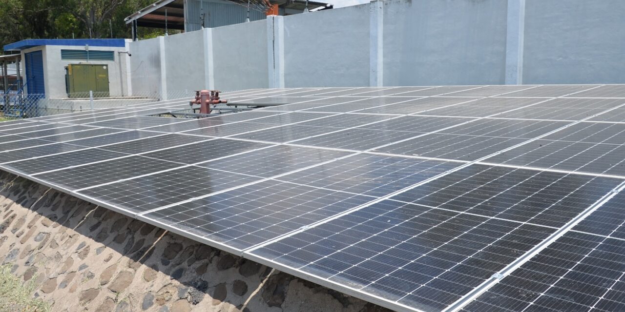 Secretaría del Agua y Medio Ambiente entrega paneles solares