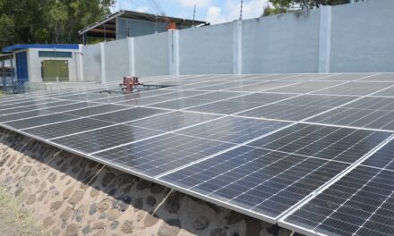 Secretaría del Agua y Medio Ambiente entrega paneles solares