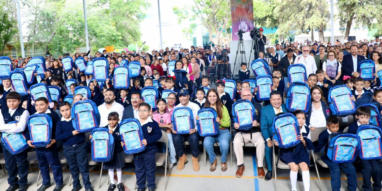 Entrega Gobernadora mochilas y útiles a estudiantes de primaria en Guanajuato