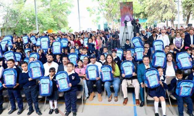 Entrega Gobernadora mochilas y útiles a estudiantes de primaria en Guanajuato