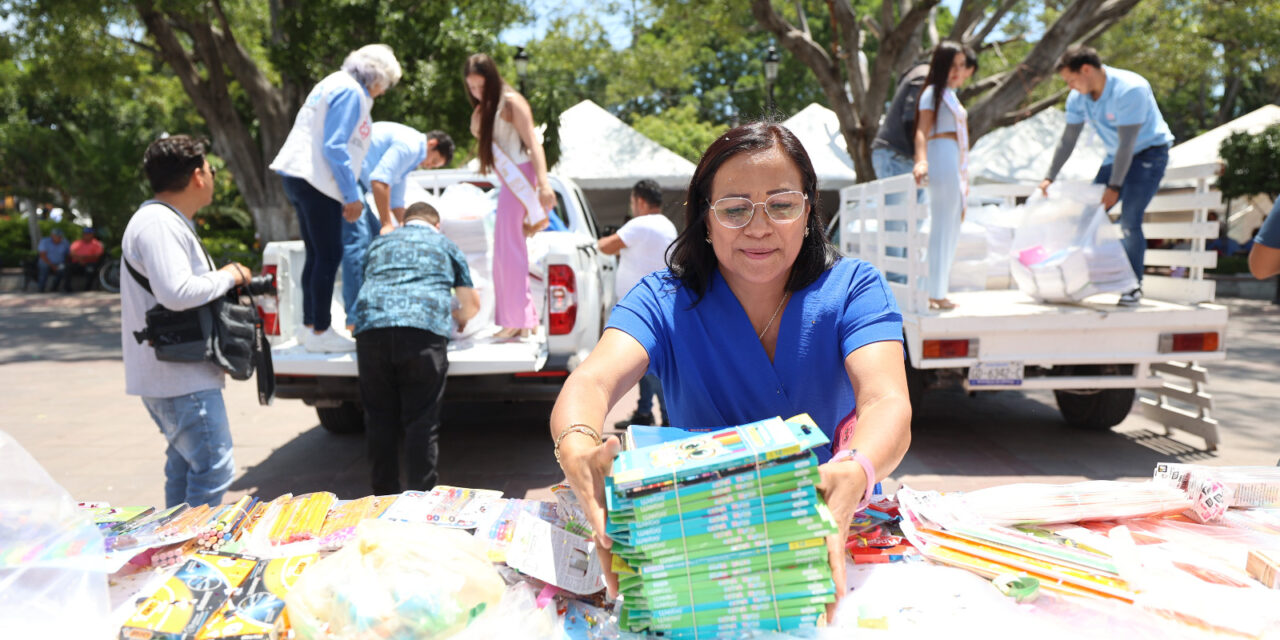 Comerciantes, Reinas y Voluntariado DIF Purísima donan miles de útiles escolares