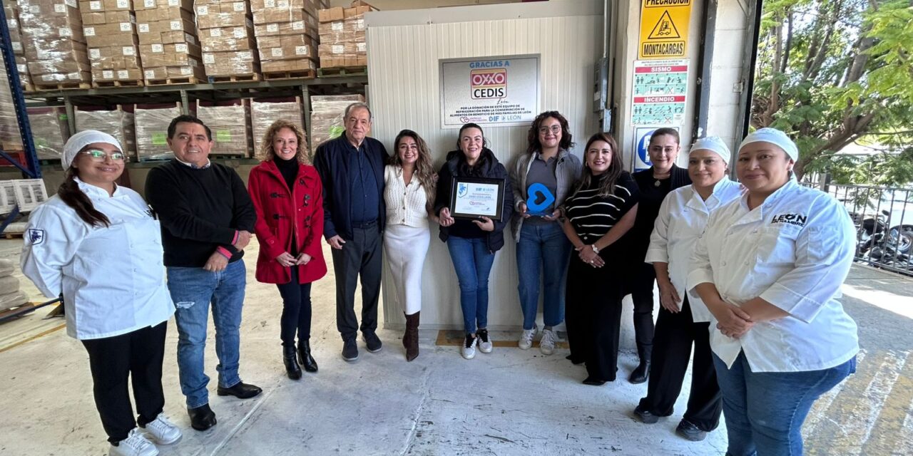 Oxxo entrega cámara frigorífica a DIF León