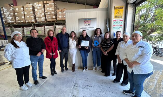 Oxxo entrega cámara frigorífica a DIF León