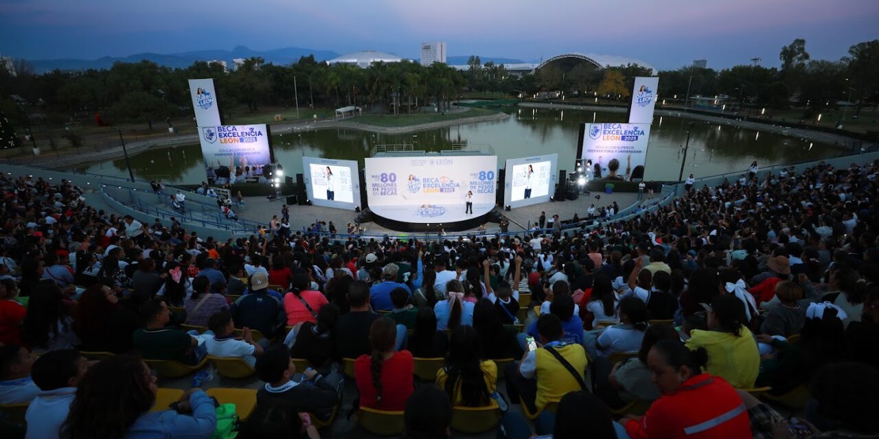 Entregan beca excelencia a estudiantes de León