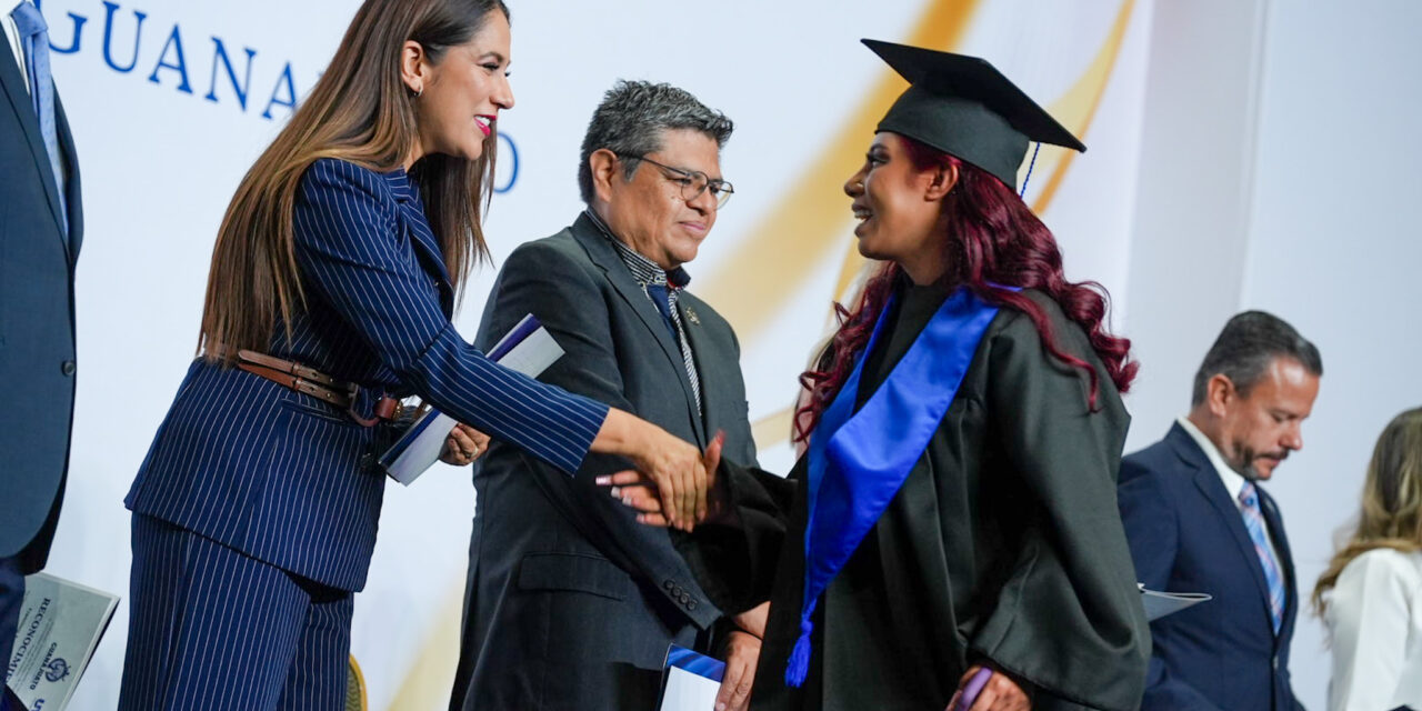 Egresan cientos de estudiantes de la UVEG