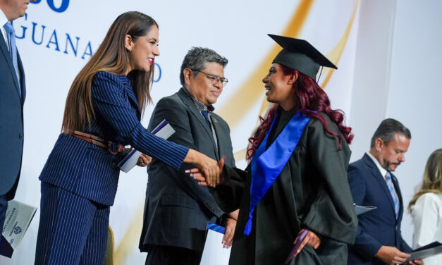 Egresan cientos de estudiantes de la UVEG