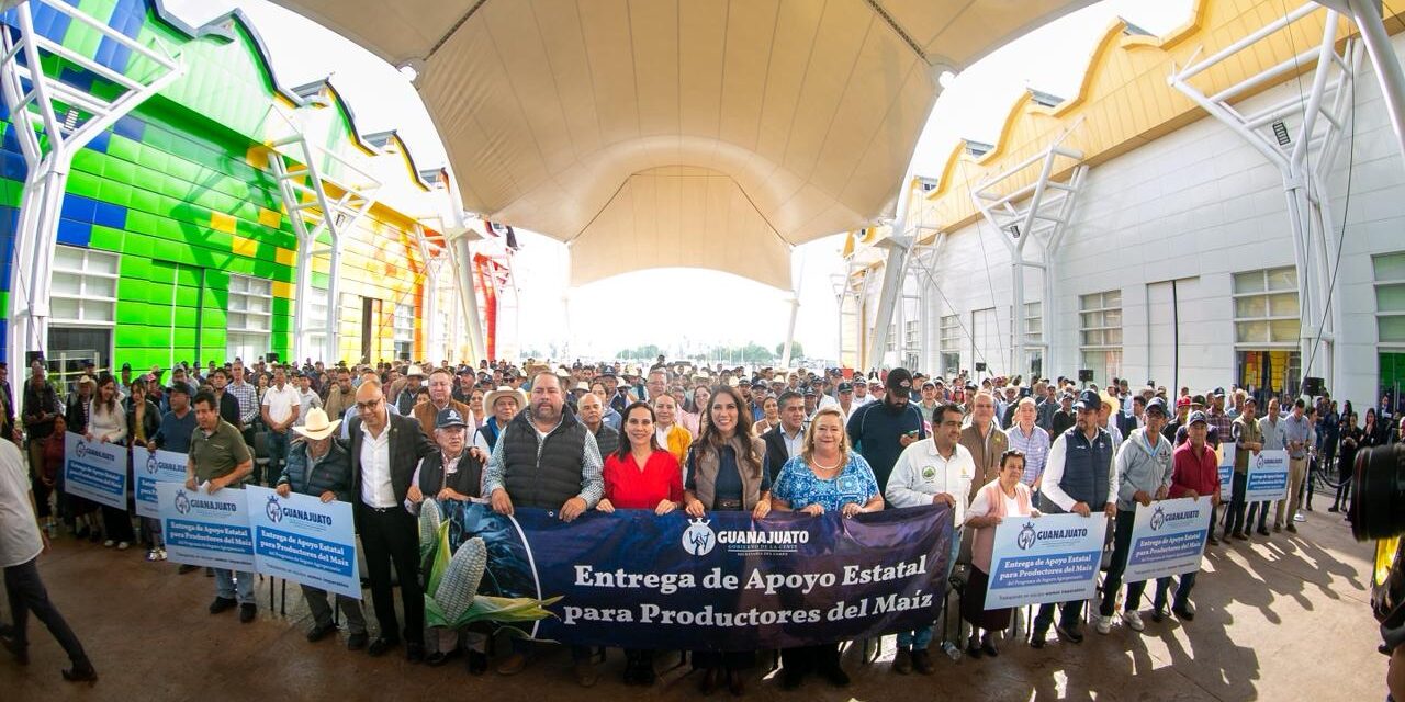 Entrega Libia Denisse apoyos a productores de maíz