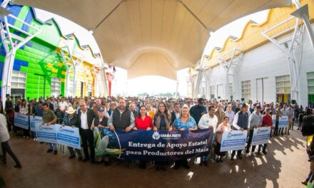 Entrega Libia Denisse apoyos a productores de maíz