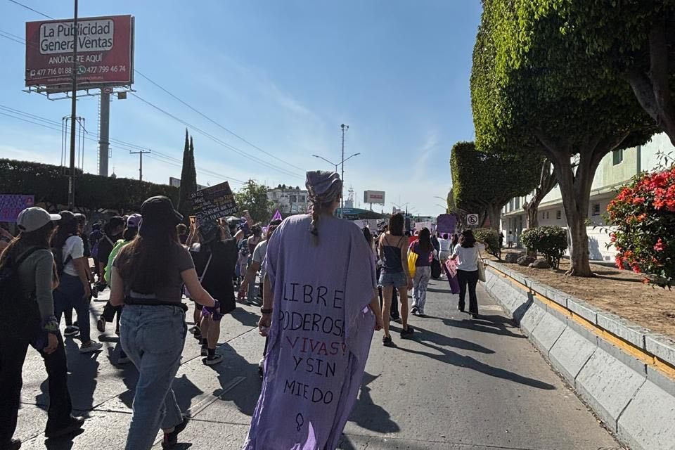 Marchan casi 10 mil mujeres en León