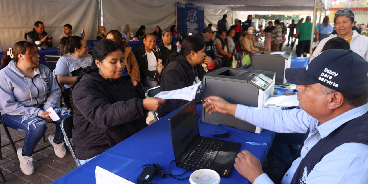 Entregan actas de nacimiento en Jalpa de Cánovas