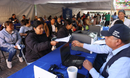 Entregan actas de nacimiento en Jalpa de Cánovas