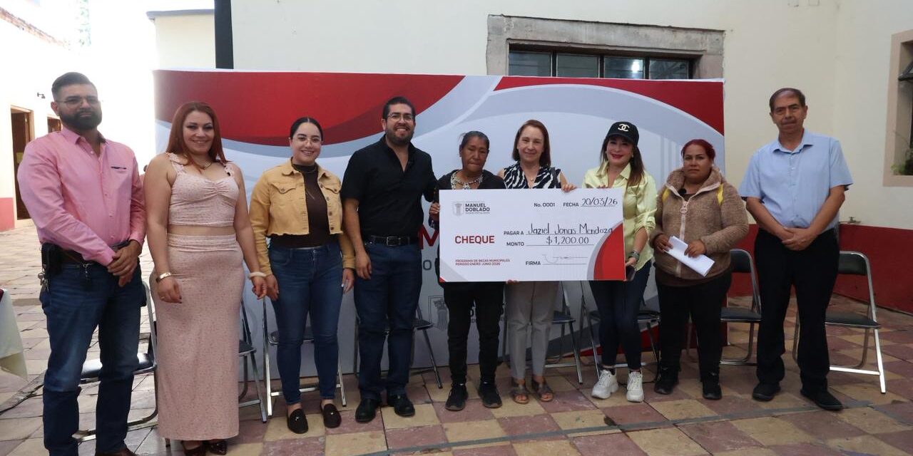 Entregan becas a más de 900 estudiantes de Manuel Doblado