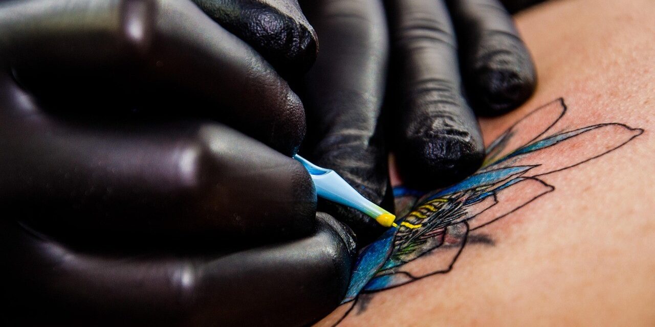 Detectan irregularidades en centros de tatuaje