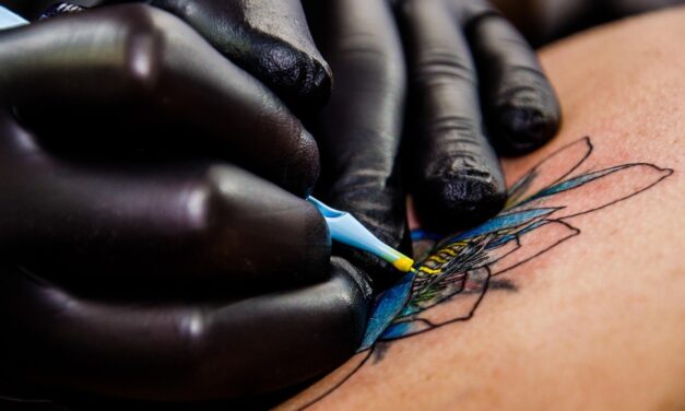 Detectan irregularidades en centros de tatuaje
