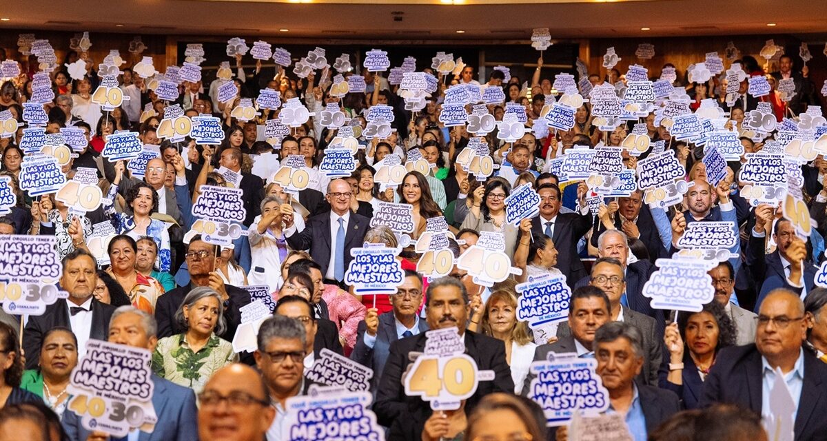 Destacan trayectoria de docentes con mas de 40 y 30 años de carrera