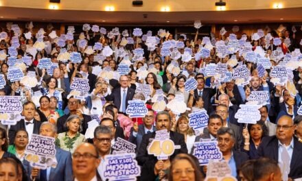 Destacan trayectoria de docentes con mas de 40 y 30 años de carrera