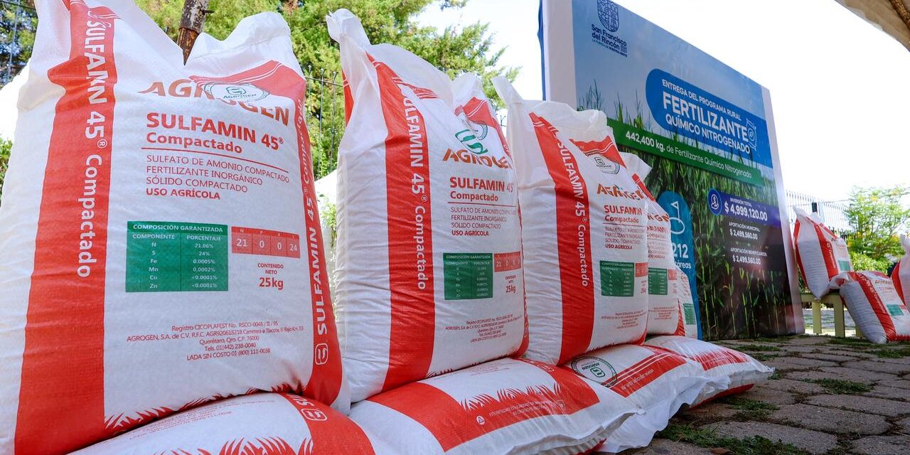 Toño Marún entrega fertilizante a agricultores
