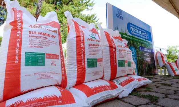 Toño Marún entrega fertilizante a agricultores