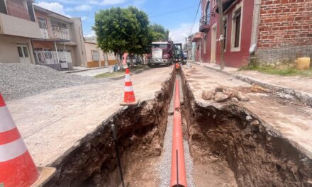 En Manuel Doblado cambian drenaje con más de 45 años de uso