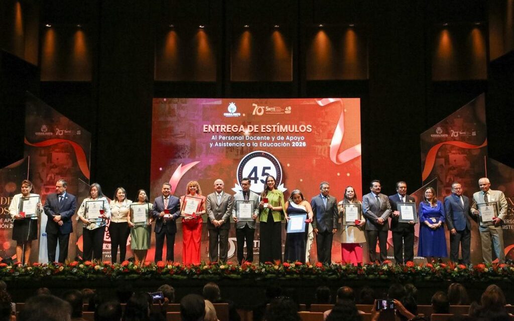 Reconocen a personal educativo con 30 a 50 años de experiencia