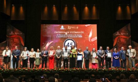Reconocen a personal educativo con 30 a 50 años de experiencia
