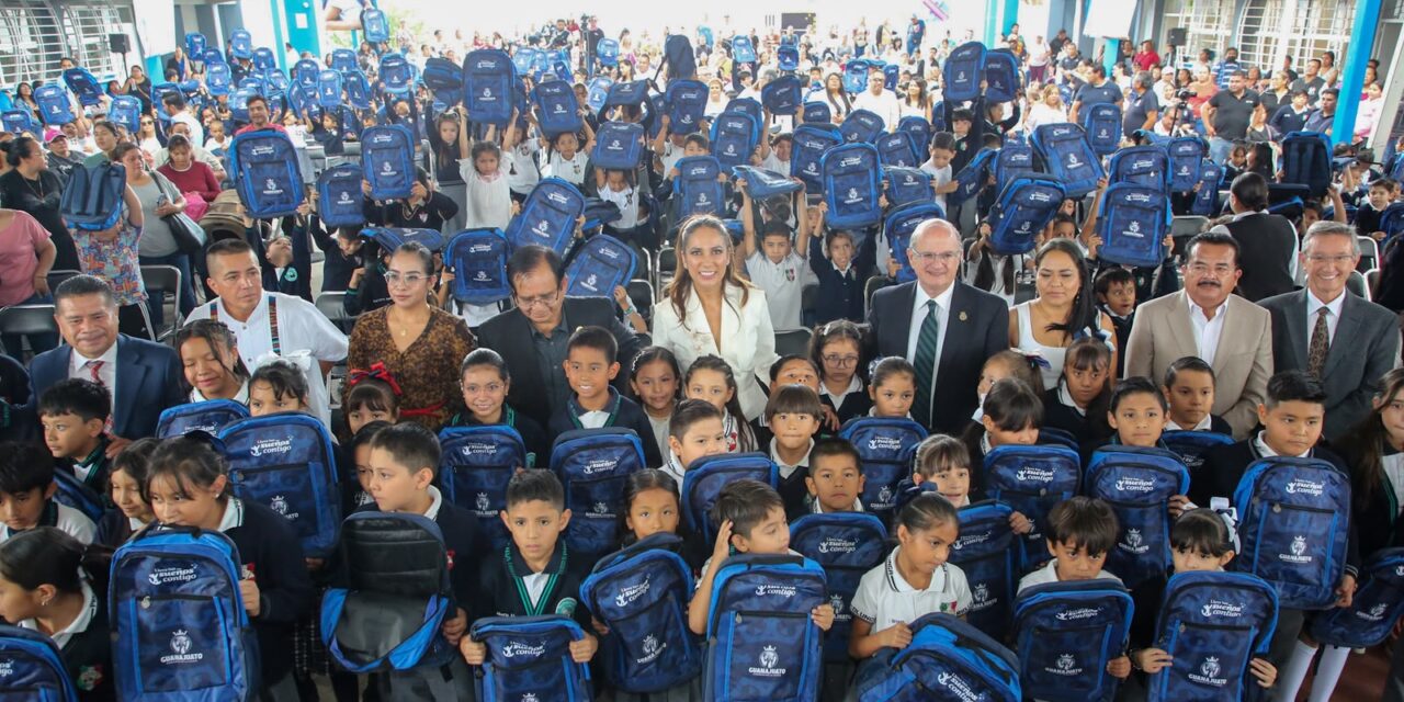 Inicia entrega de mochilas y útiles escolares