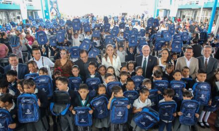 Inicia entrega de mochilas y útiles escolares