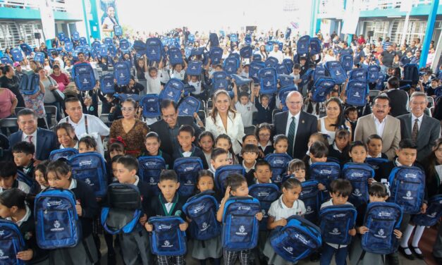 Inicia entrega de mochilas y útiles escolares