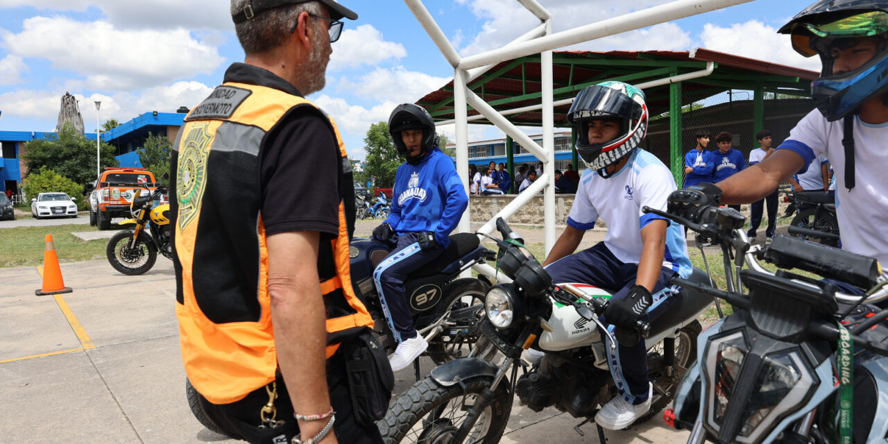 En Purísima les enseñan a manejar moto de manera segura