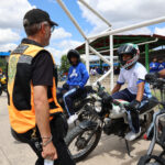 En Purísima les enseñan a manejar moto de manera segura