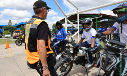 En Purísima les enseñan a manejar moto de manera segura