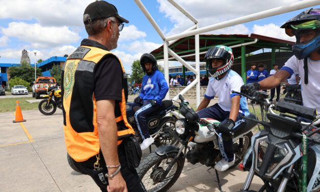 En Purísima les enseñan a manejar moto de manera segura