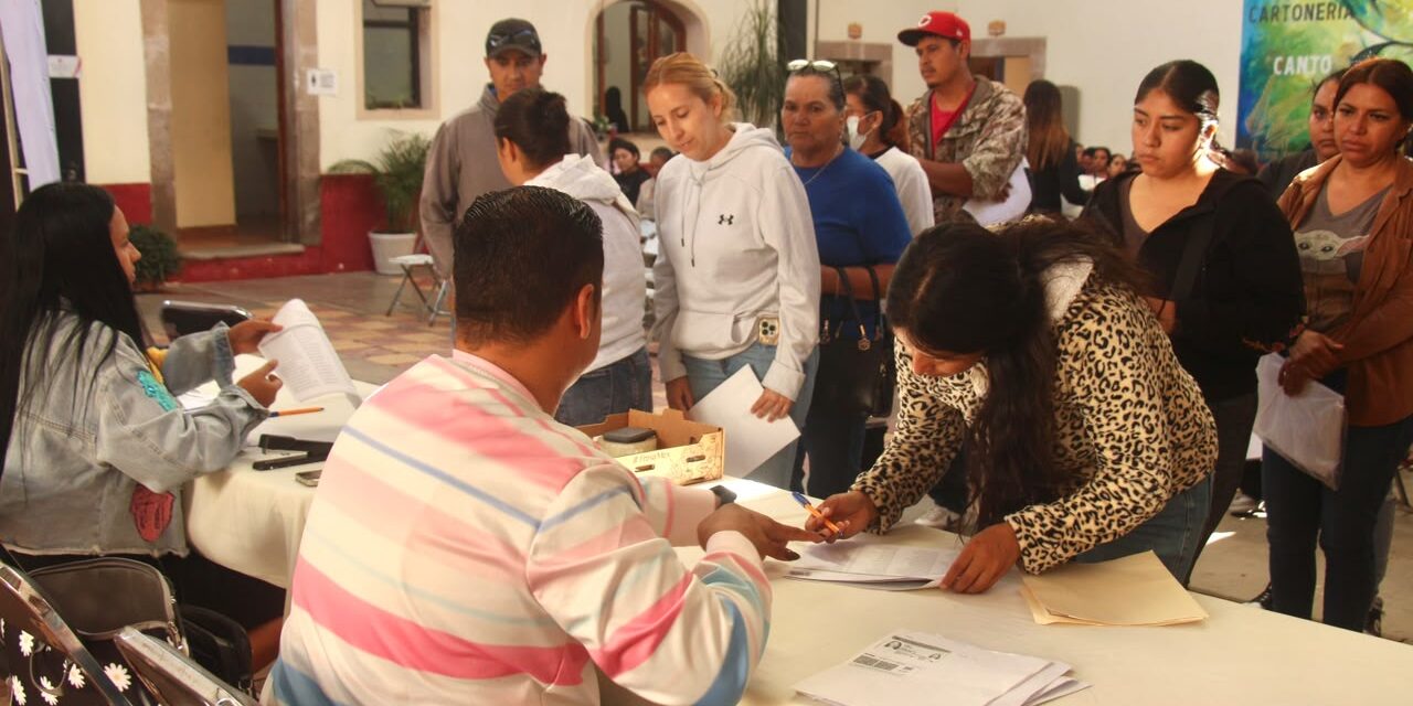 Entregan más de mil becas en Manuel Doblado