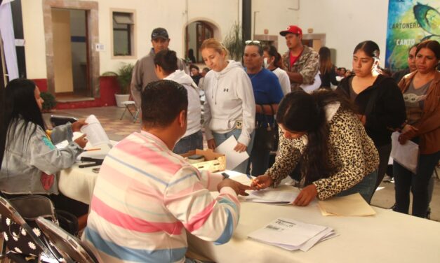 Entregan más de mil becas en Manuel Doblado