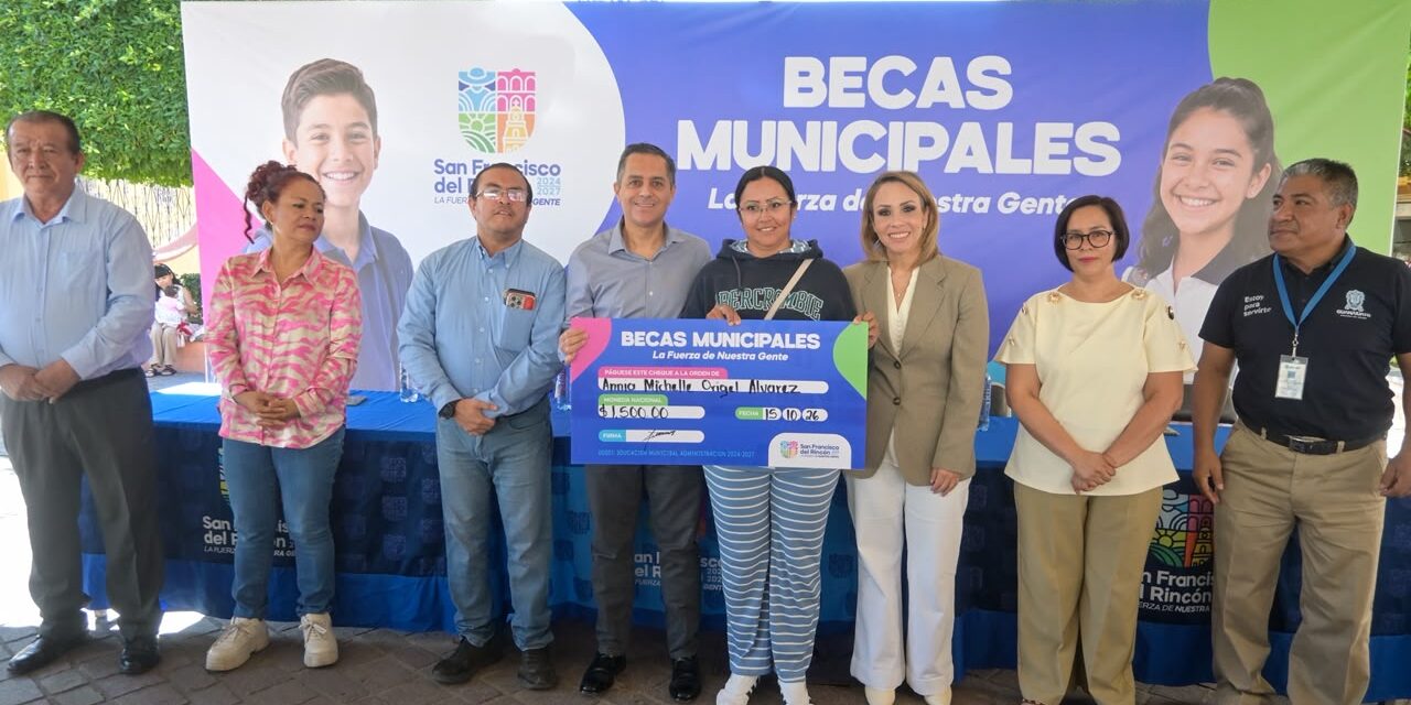 Entregan más de 700 becas en San Francisco del Rincón