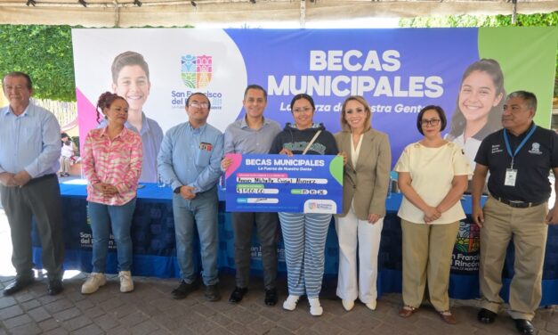 Entregan más de 700 becas en San Francisco del Rincón