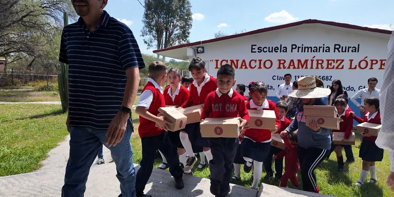 En Manuel Doblado donan calzado a estudiantes