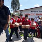 En Manuel Doblado donan calzado a estudiantes