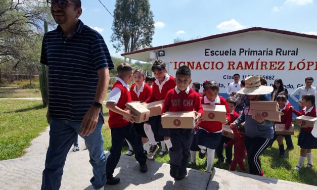En Manuel Doblado donan calzado a estudiantes
