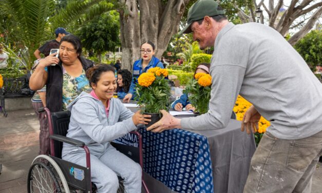 En Purísima intercambian cempasuchil por material reciclable